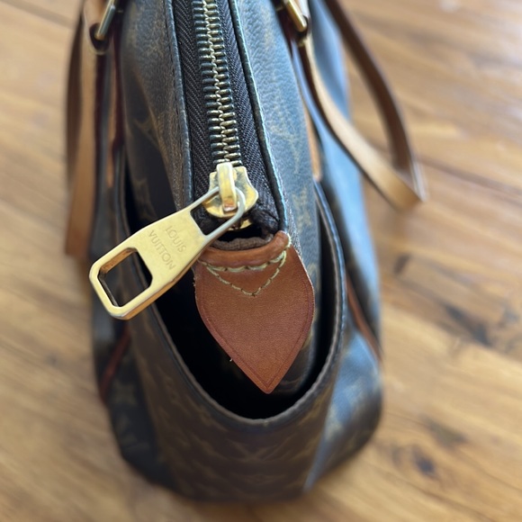 Beautiful, Authentic Louis Vuitton Monogram Totally MM Tote Bag - Picture 7 of 11